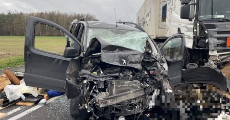 Dramat pod Glinojeckiem. TIR zmiażdżył osobówkę