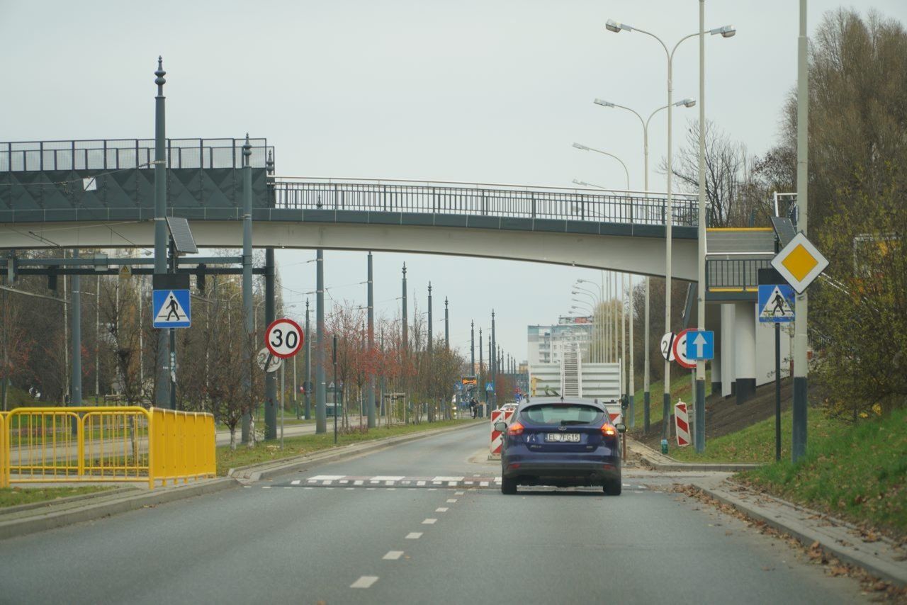 Kładki nad aleją Wyszyńskiego są już prawie gotowe. Trwa porządkowanie terenu wokół nich.