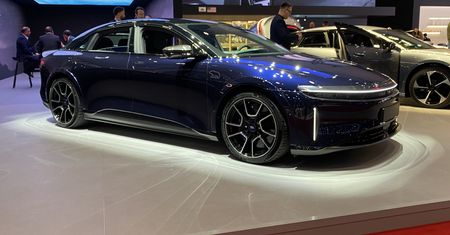 Lucid Air Sapphire to najszybszy sedan na świecie. Podobny spalił się w Warszawie