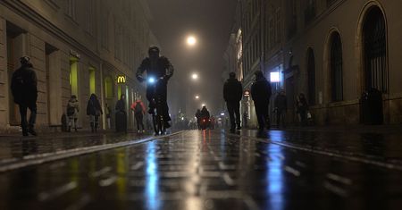 Afera w Krakowie. "Tłum śpiewa, krzyczy, bije się i wymiotuje"
