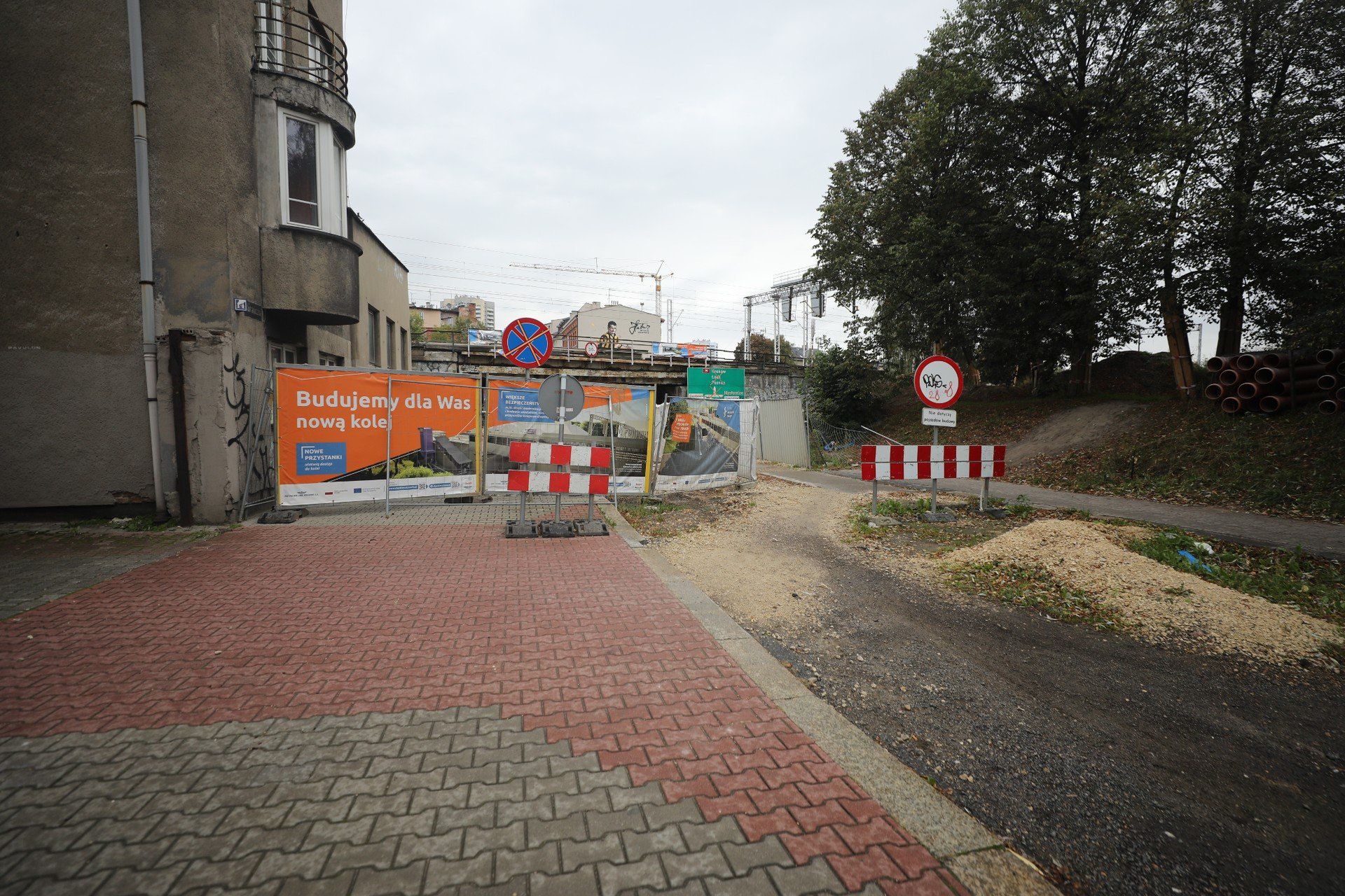 W centrum Katowic trwa przebudowa kluczowego wiaduktu kolejowego. Do 24 października obowiązują objazdy i zamknięcia ulic