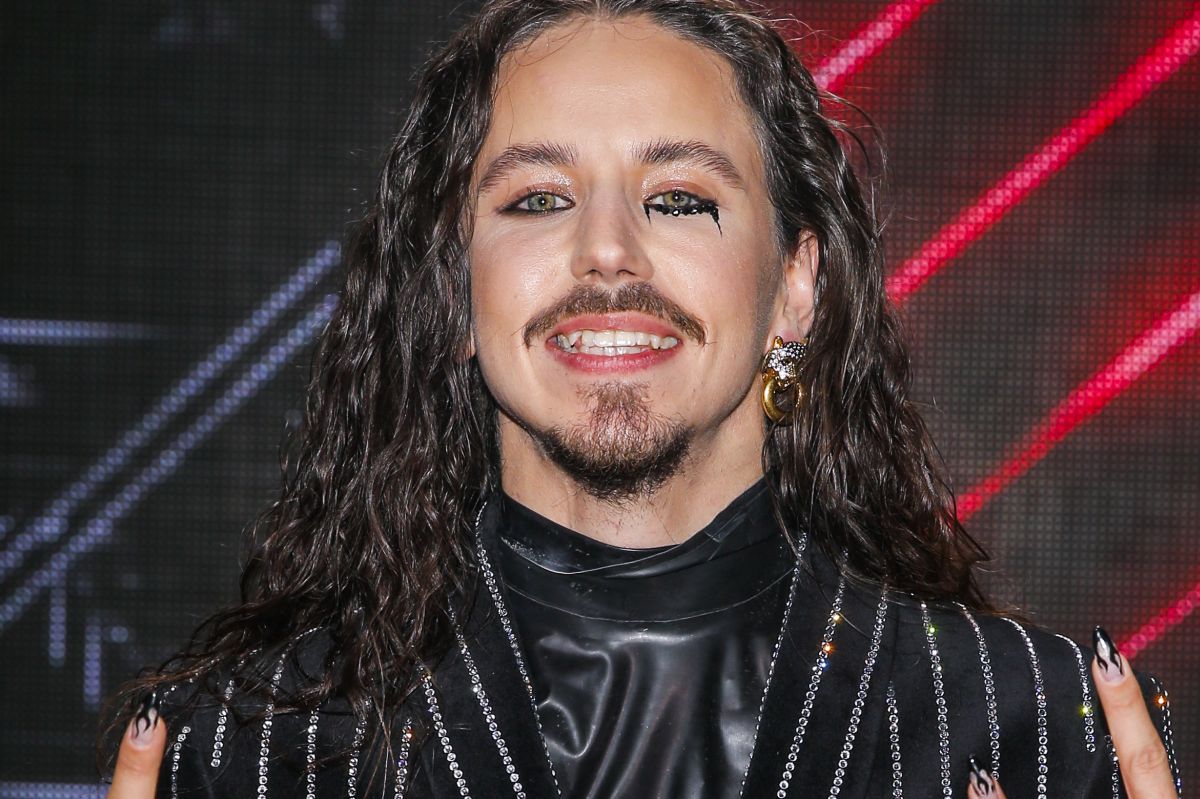 Michał Szpak wystąpił z kaczką na piersi. "Kiedyś orzeł wróci"