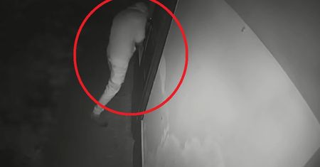 Niegodziwy czyn pod toaletą. Mężczyznę nagrała kamera