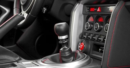Toyota pracuje nad manualną "skrzynią" dla elektryków. Komu to potrzebne?