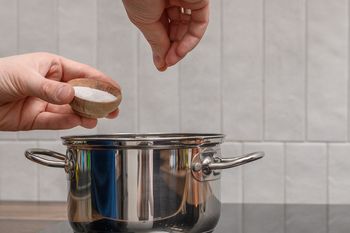 Jak uratować przesoloną zupę? Poznaj proste i skuteczne sposoby