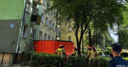 Dramatyczne chwile w czasie akcji policji. Poszukiwany uciekał przez balkon, groził skokiem