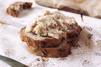 Rozprowadza się na chlebku lepiej niż smalec czy pasztet. Zrobisz nawet z resztek mięsa