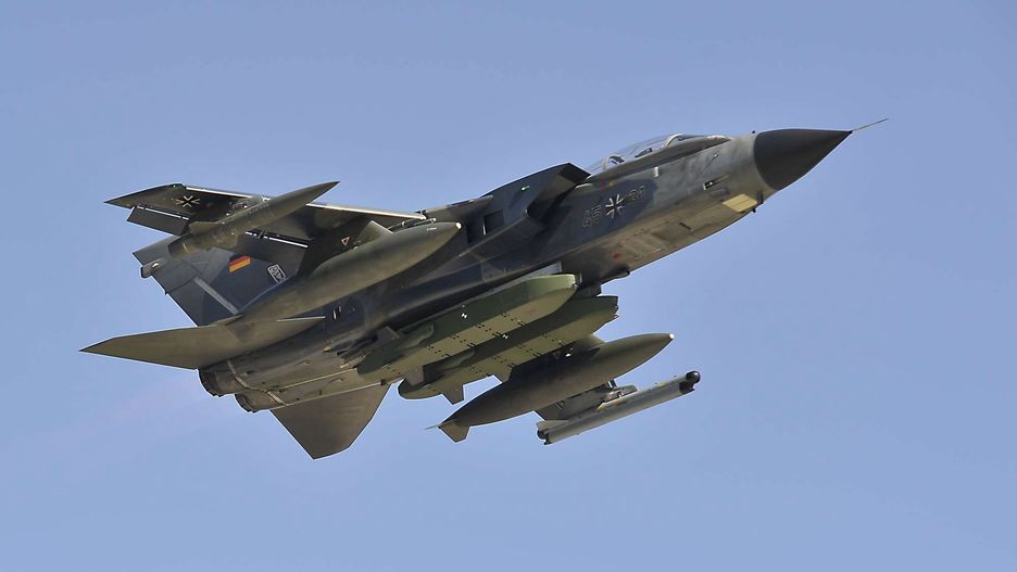 Niemiecki samolot Panavia Tornado IDS z dwoma pociskami Taurus