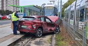 Wrocław: Wypadek tramwaju i samochodu osobowego. Zablokowane torowisko na Gaj. MPK Wrocław uruchamia autobusową komunikację zastępczą