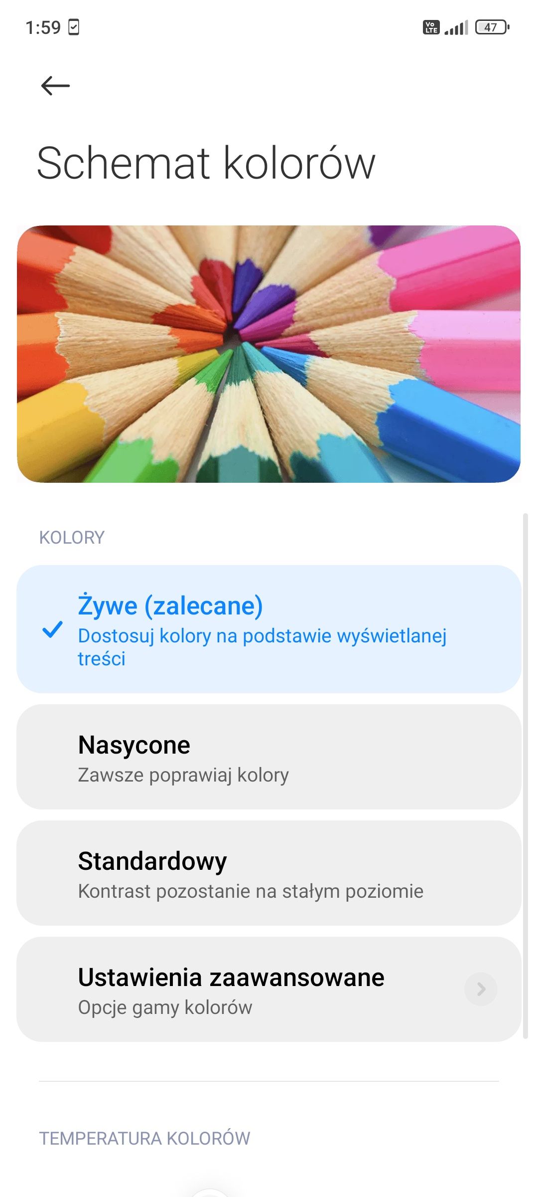 Tryb Żywe przy ustawieniu temperatury kolorów jak na powyższym zrzucie ekranu da nam bardzo dobrą precyzję odwzorowania kolorów. Ekran radzi sobie z HDR w trybie HDR10 i Dolby Vision.