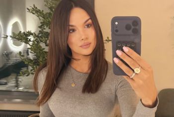 Wskoczyła w fuksję, ale spójrzcie na pasek. Ćwieki kiedyś były hitem