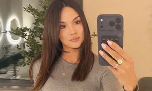 Wskoczyła w fuksję, ale spójrzcie na pasek. Ćwieki kiedyś były hitem