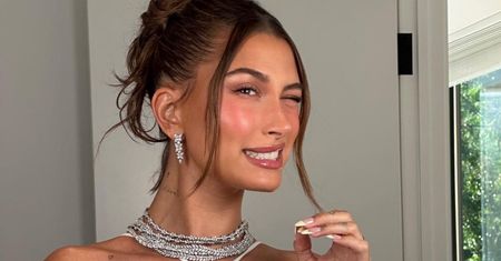 Pokazała się w samej halce. Odważny look Hailey Bieber