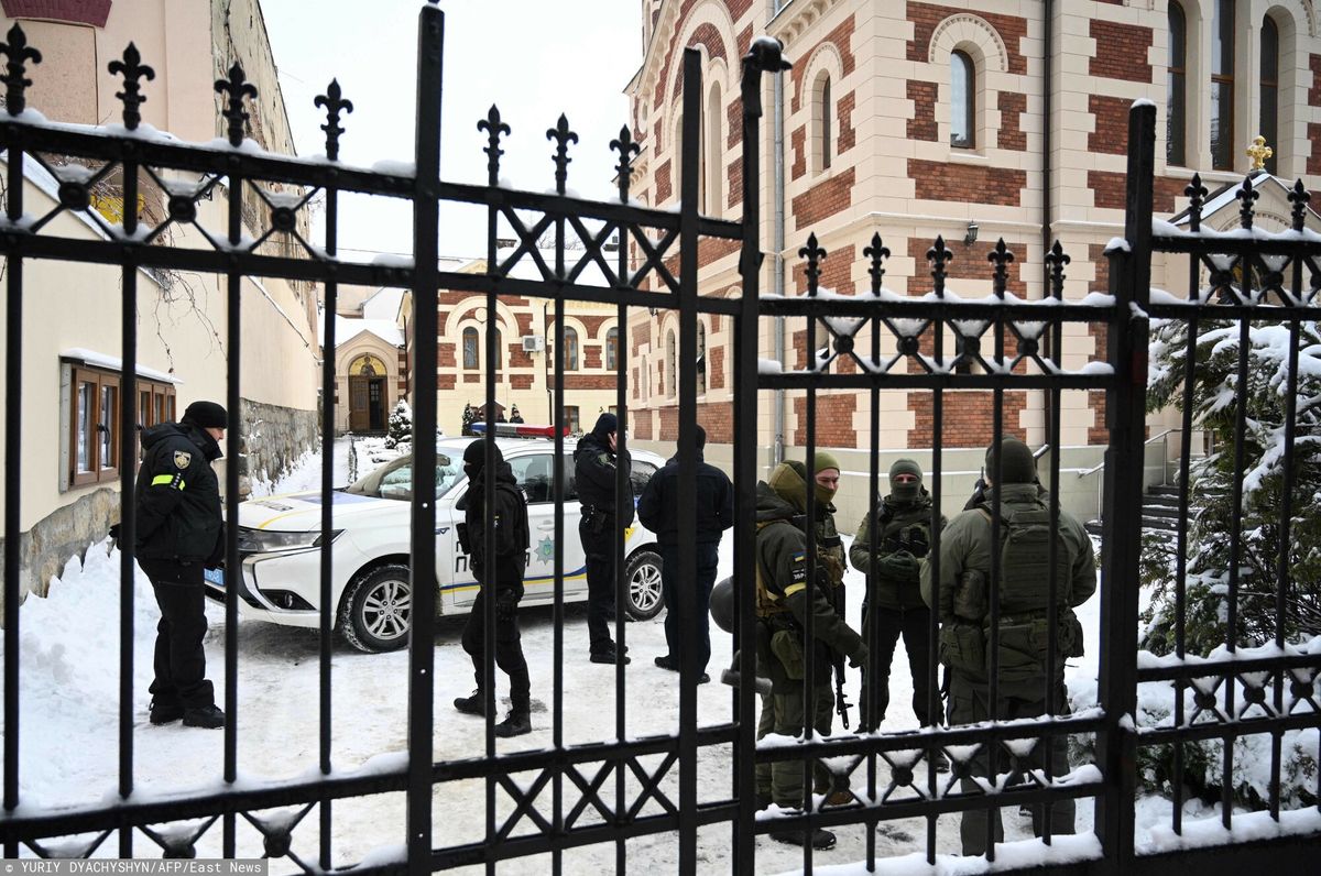 Funkcjonariusze służby bezpieczeństwa Ukrainy zabezpieczają katedrę św. Jerzego