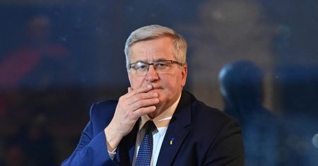 "Przekonać obawami". Bronisław Komorowski radzi Rafałowi Trzaskowskiemu przed II turą