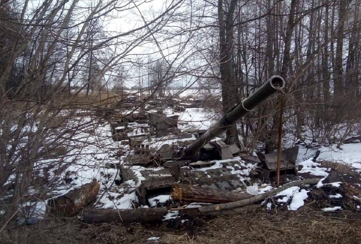 Rosjanie niszczą własne czołgi. "Zatapiają to, czego nie spalą Ukraińcy"