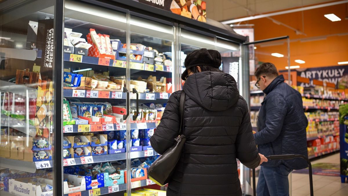 East News archiwum 2024
Fot. Bartlomiej Magierowski/East News. Wroclaw 17.11.2022. Supermarket Kaufland przy ulicy Dlugosza. Postepujaca inflacja i wysokie ceny w sklepach. N/z: klienci przy lodowce z serami.
Bartlomiej Magierowski