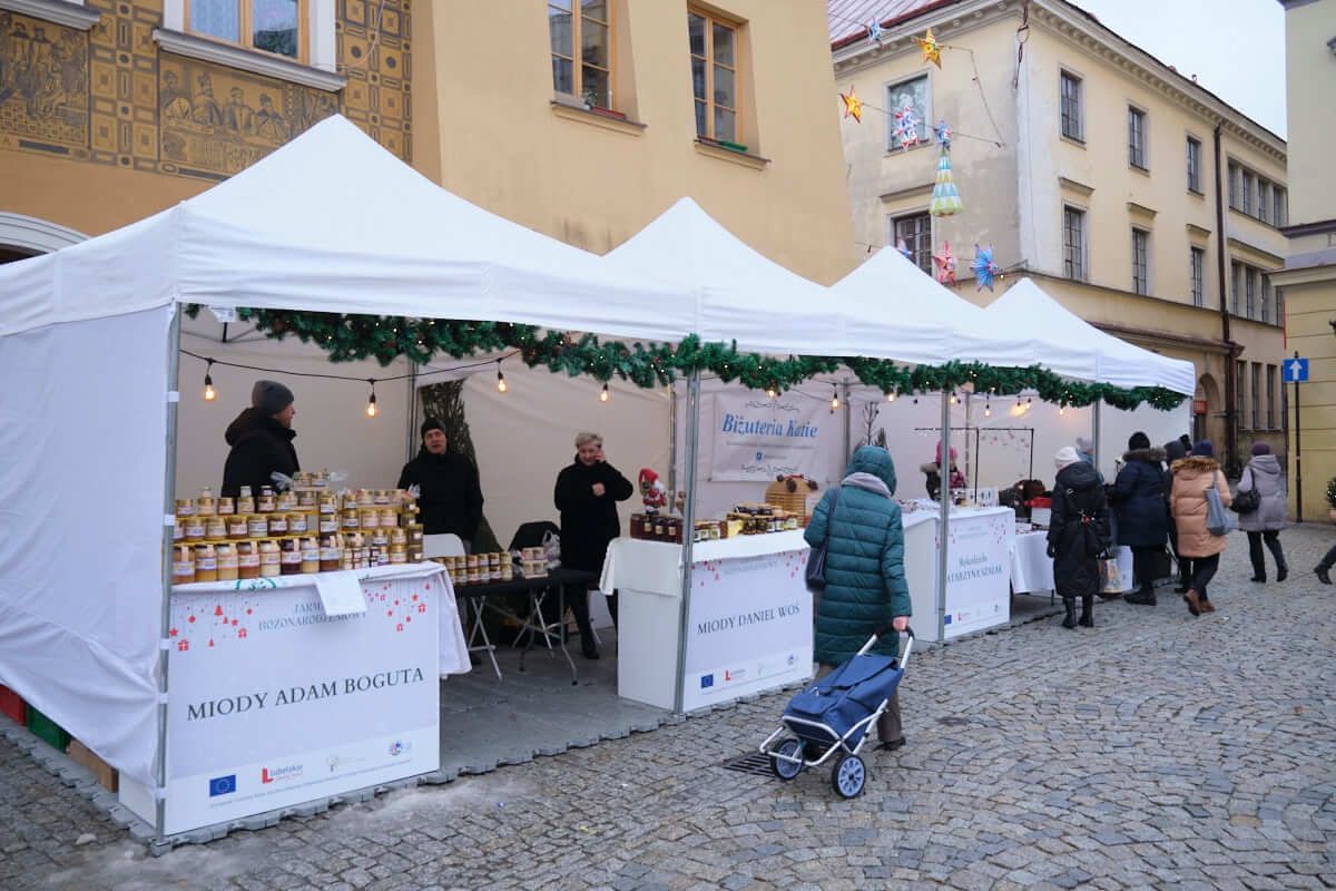 wystawcy na jarmarku bożonarodzeniowym