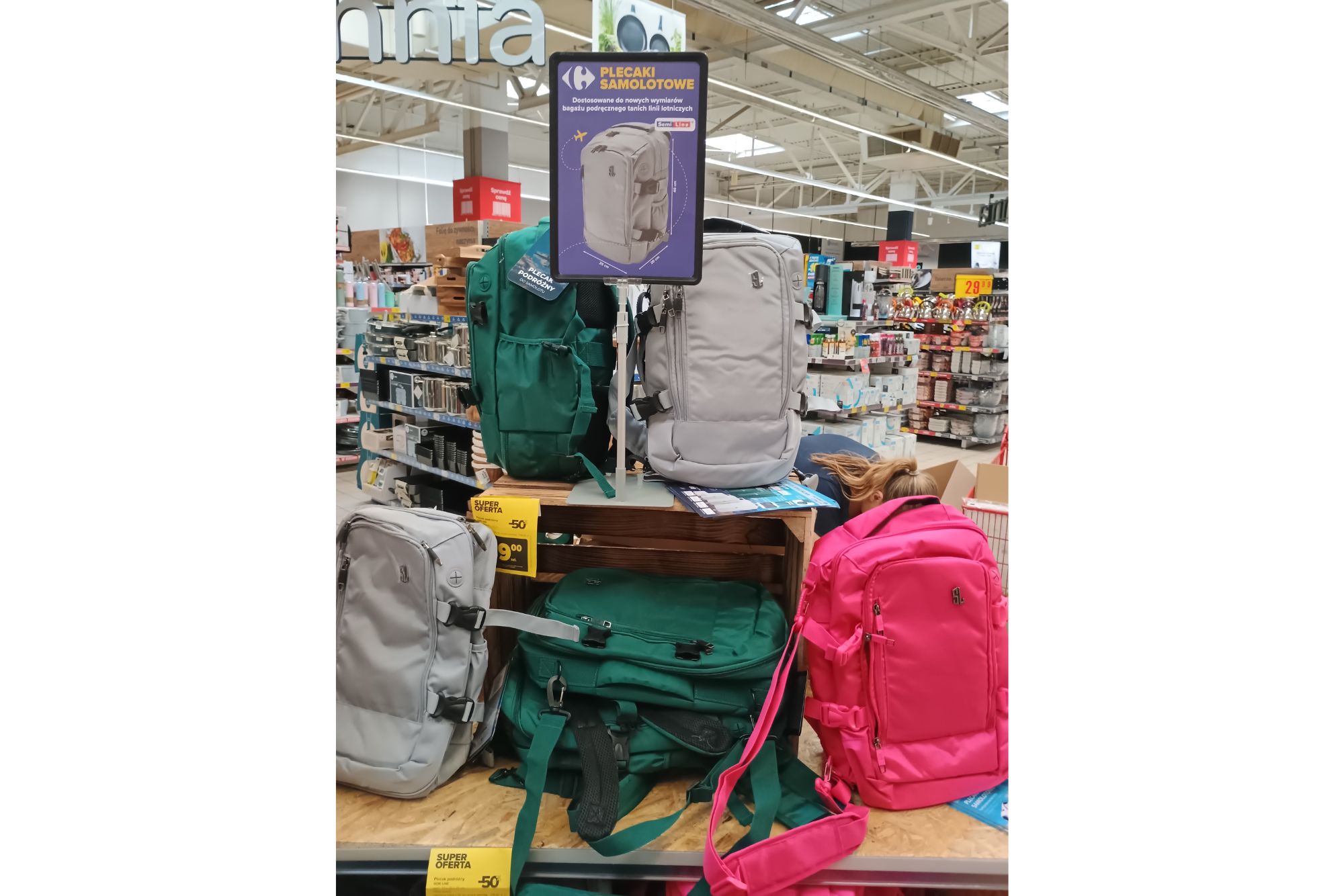 Carrefour wprowadza plecaki samolotowe