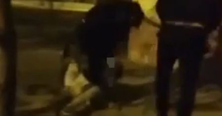 Nagrali, jak katują leżącego na chodniku nastolatka. Policja: Nagranie jest szczegółowo analizowane