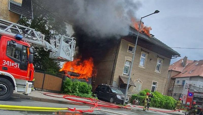 Jelenia Góra. Policjanci bohaterami. Uratowali lokatorów i psy z pożaru