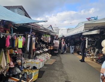 Akcja służb na warszawskich bazarkach. 18 osób zatrzymanych