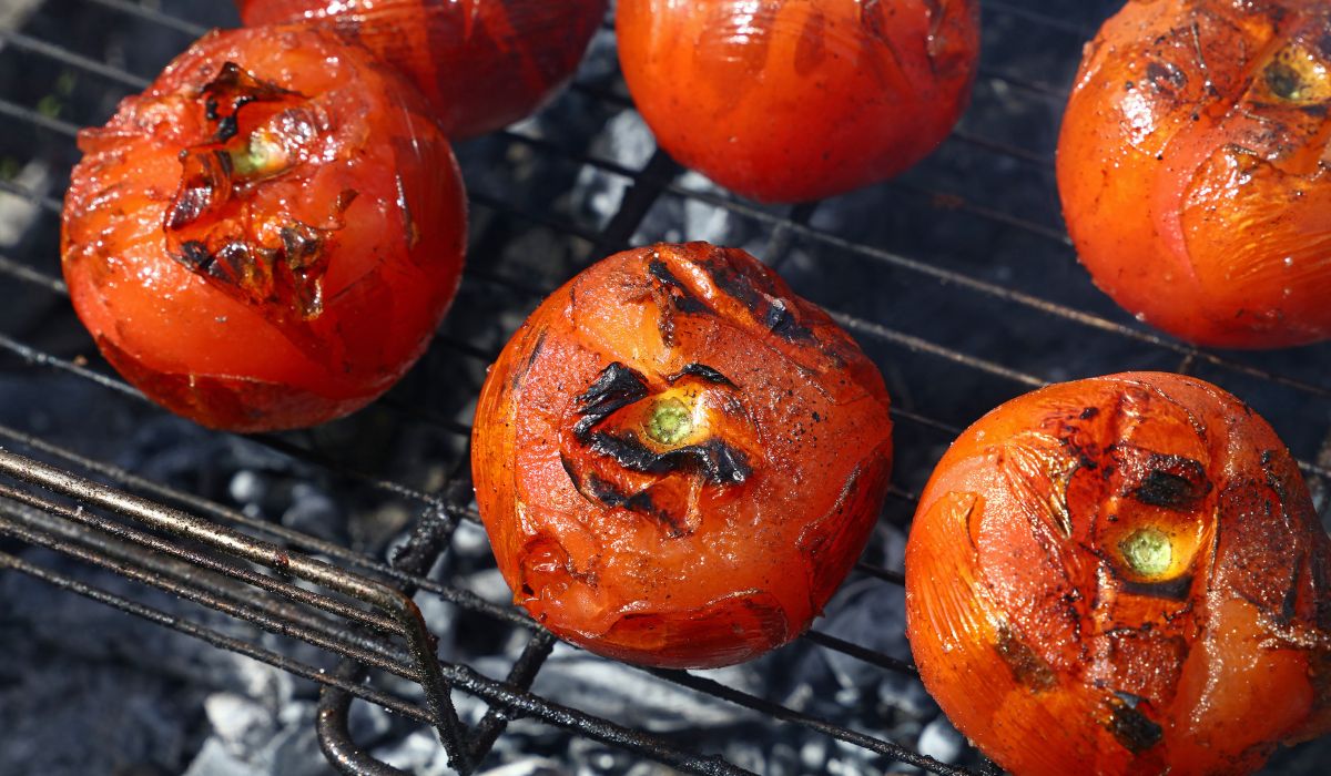 Nietypowe dania z grilla warto uzupełnić o pomidory