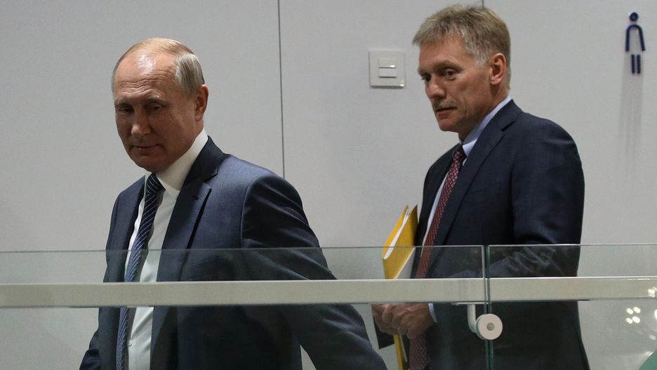 Prezydent Rosji Władimir Putin i rzecznik Kremla Dmitrij Pieskow