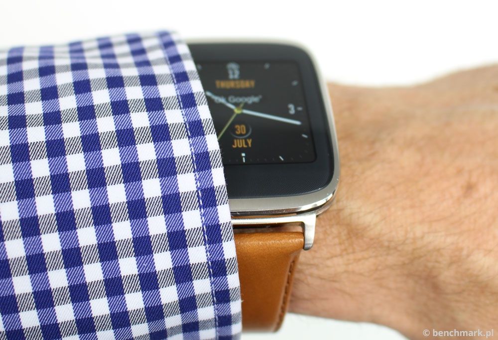 Asus ZenWatch na ręce