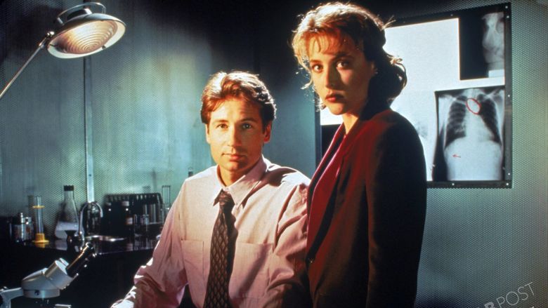Z archiwum X X-Files, The serial sensacyjny, USA 1993 scena z: David Duchovny, Gillian Anderson fot. AKPA