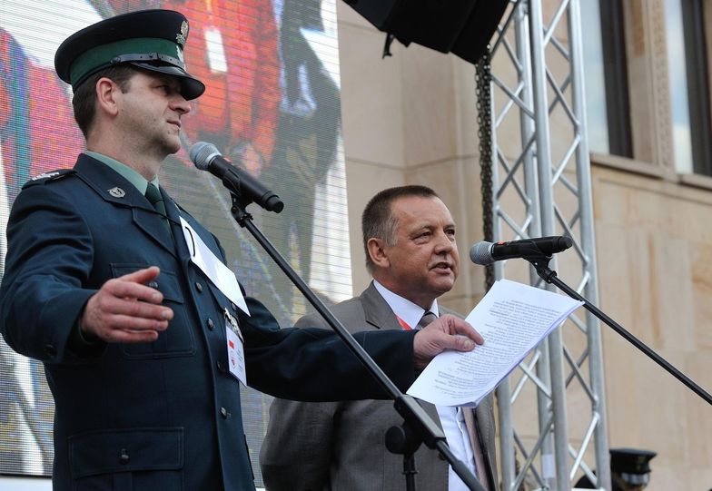 Sławomir Siwy i Marian Banaś podczas protestu celników przed Ministerstwem Finansów w 2016 r.