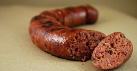 Wędzona kiełbasa z mięsa wieprzowego i indyczego