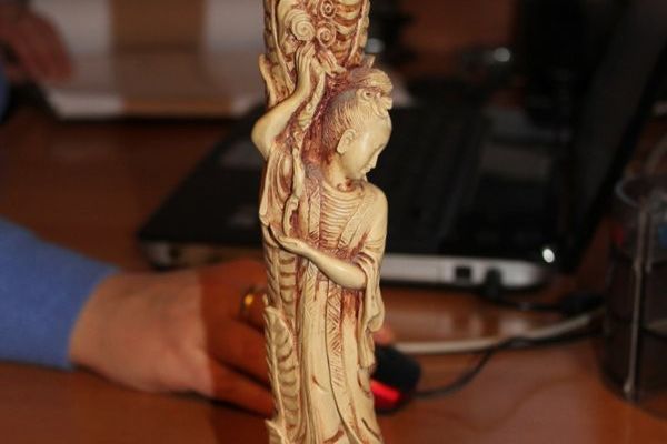 Świecznik z kości słoniowej wystawiony na sprzedaż