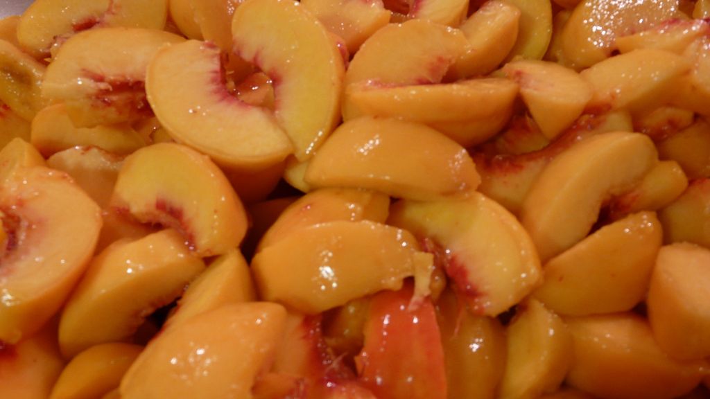 Brzoskwinie w puszce w lekkim syropie (owoce i płyn)