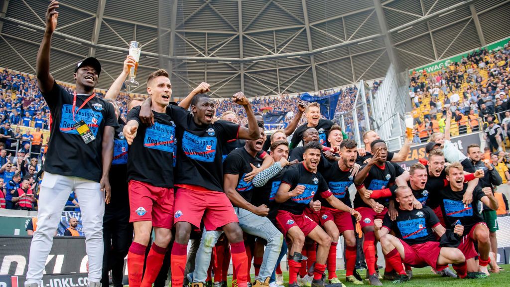 Zdjęcie okładkowe artykułu: Getty Images / Thomas Eisenhuth/Bongarts / Na zdjęciu: piłkarze SC Paderborn 07 cieszą się z awansu do Bundesligi