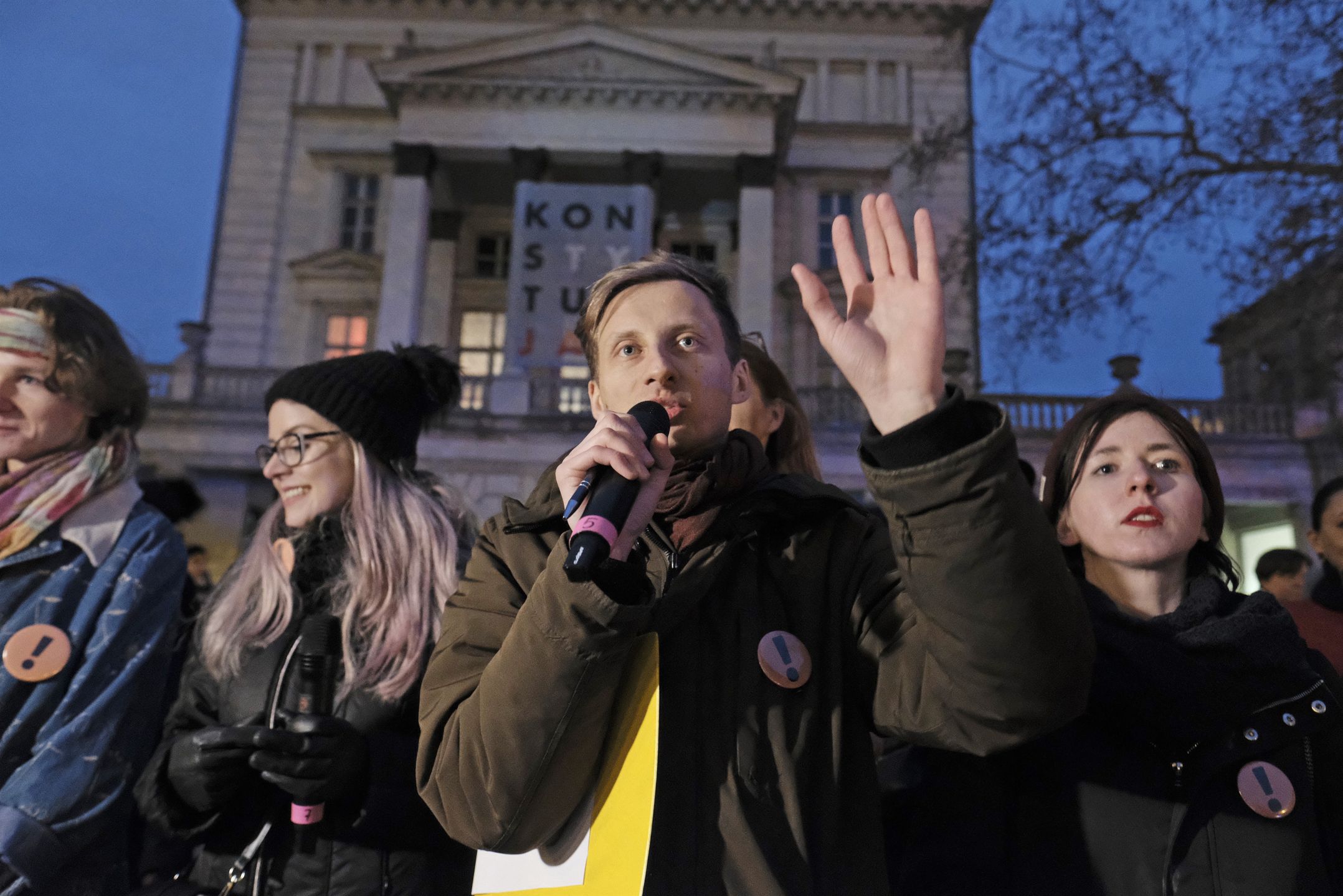 Franek Sterczewski podczas akcji "Łańcuch Światła z wykrzyknikiem". Poznań, Plac Wolności, kwiecień 2019. 