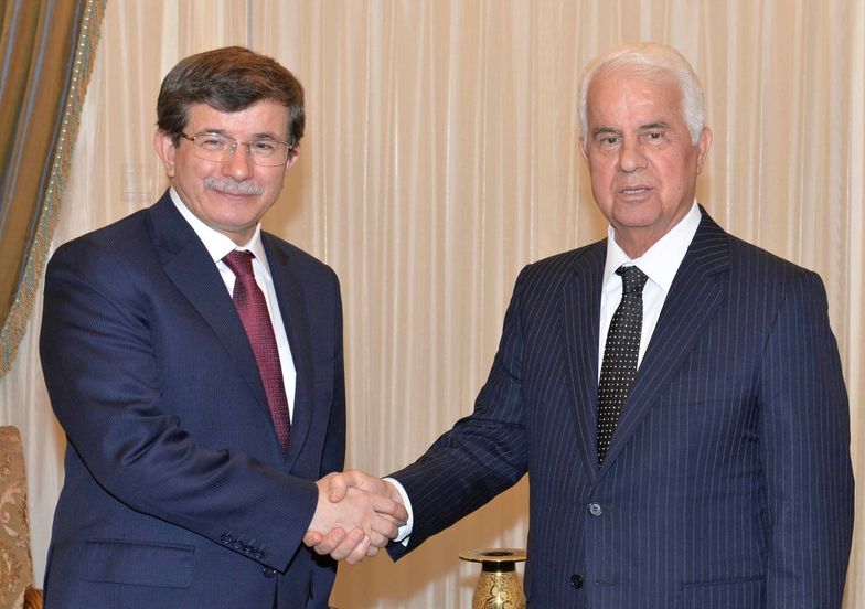 Na zdj. Ahmet Davutoglu (po lewej), Dervis Eroglu (po prawej)