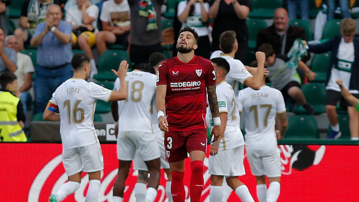 Alex Telles na pierwszym planie W tle cieszący się piłkarze Elche