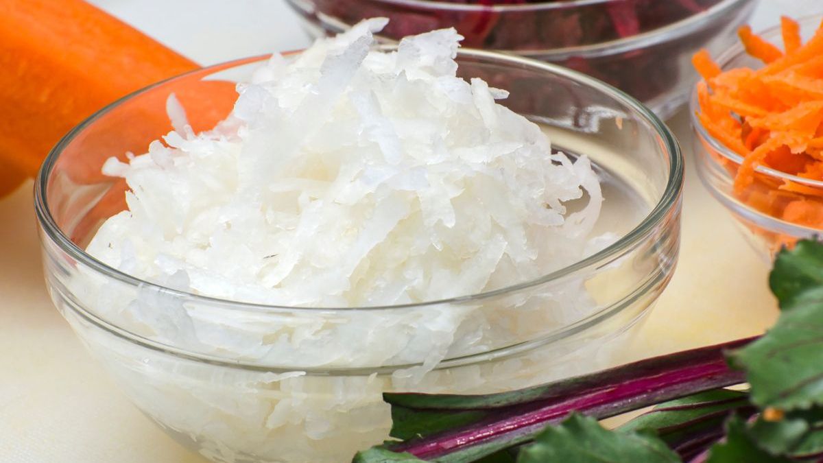 Surówka z białej rzepy to zaskakujący dodatek do obiadu