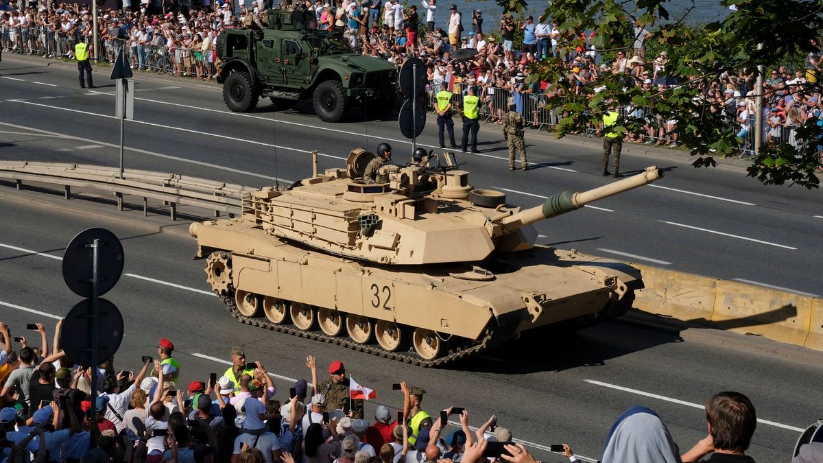 Na zdjęciu czołg Abrams podczas parady 15 sierpnia w Warszawie (Bloomberg via Getty Images, Damian Lemaski)