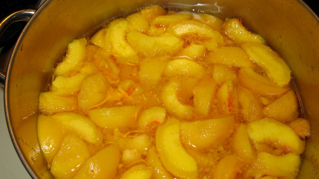 Brzoskwinie w puszce w ciężkim syropie (owoce i płyn)