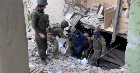 Ewakuacja cywilów z huty Azowstal. Żołnierze Pułku Azow opublikowali nagranie