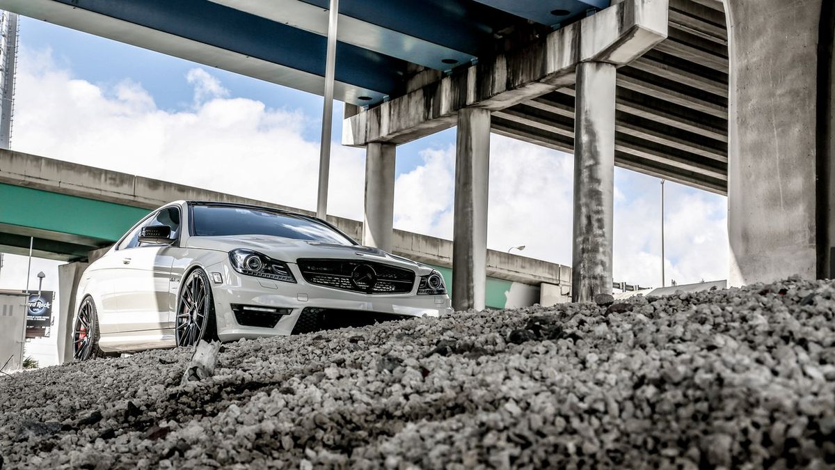 Mercedes-Benz C 63 AMG Coupé dopieszczony przez XO Luxury [galeria] 1