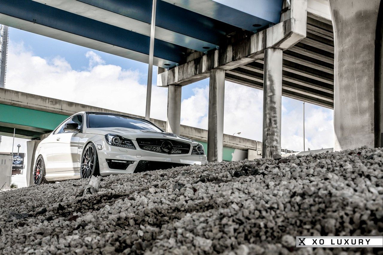 Mercedes-Benz C 63 AMG Coupé dopieszczony przez XO Luxury [galeria]