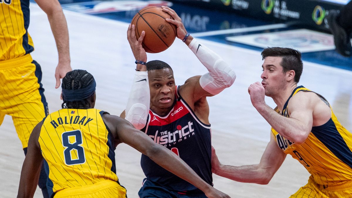 PAP/EPA / SHAWN THEW / Na zdjęciu: Russell Westbrook przedzierający się przez obronę Indiana Pacers
