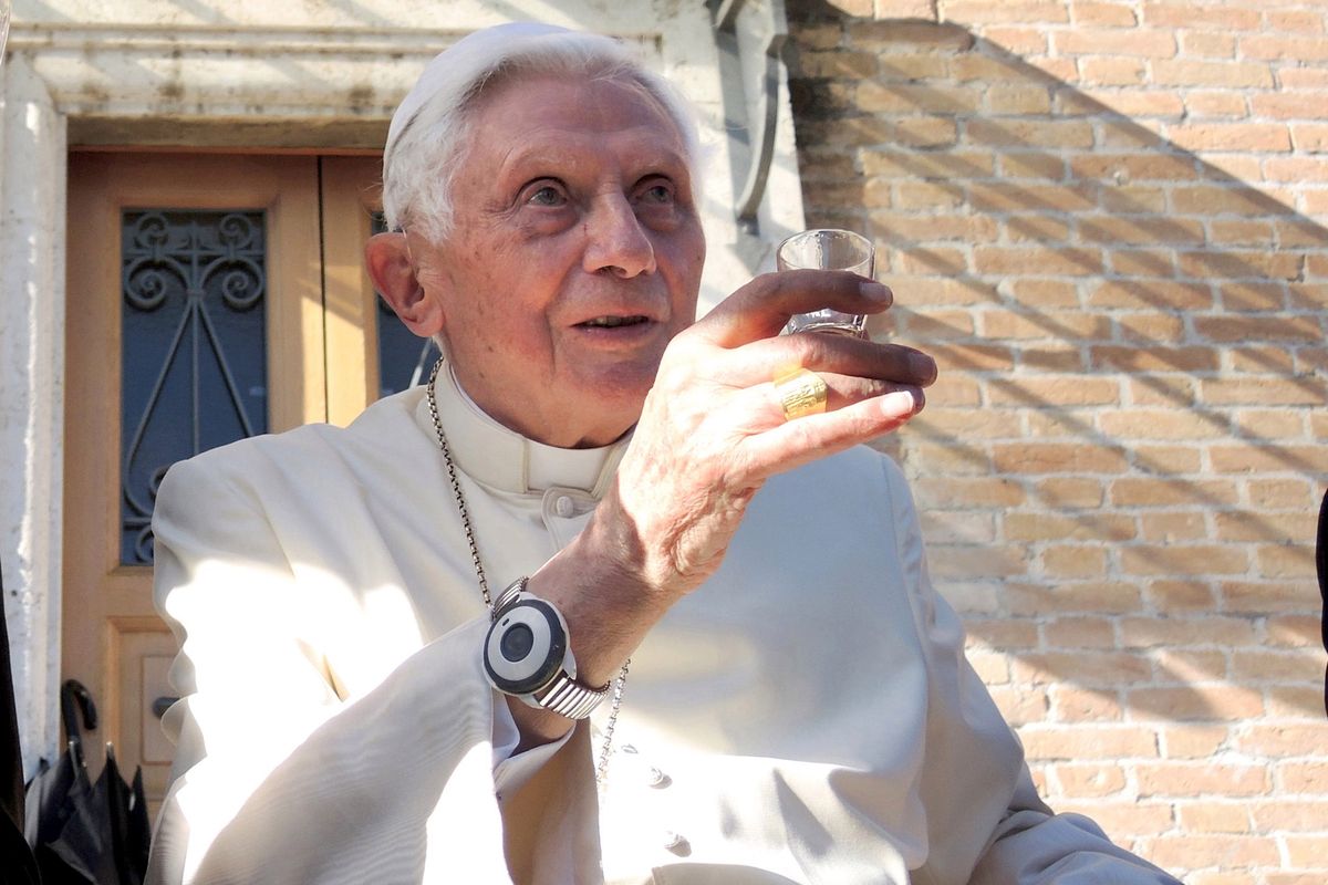 Niepokój o zdrowie Benedykta XVI. Nie jest w stanie odprawiać mszy