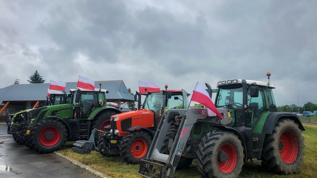 Rolnicy blokuj? przej?cie graniczne w Medyce
07.06.2023 Blokada przejscia w Medyce przez rolnikow z Podkarpackiej Oszukanej Wsi i Agrounii
fot Kamil Krukiewicz/REPORTER
Kamil Krukiewicz/REPORTER
