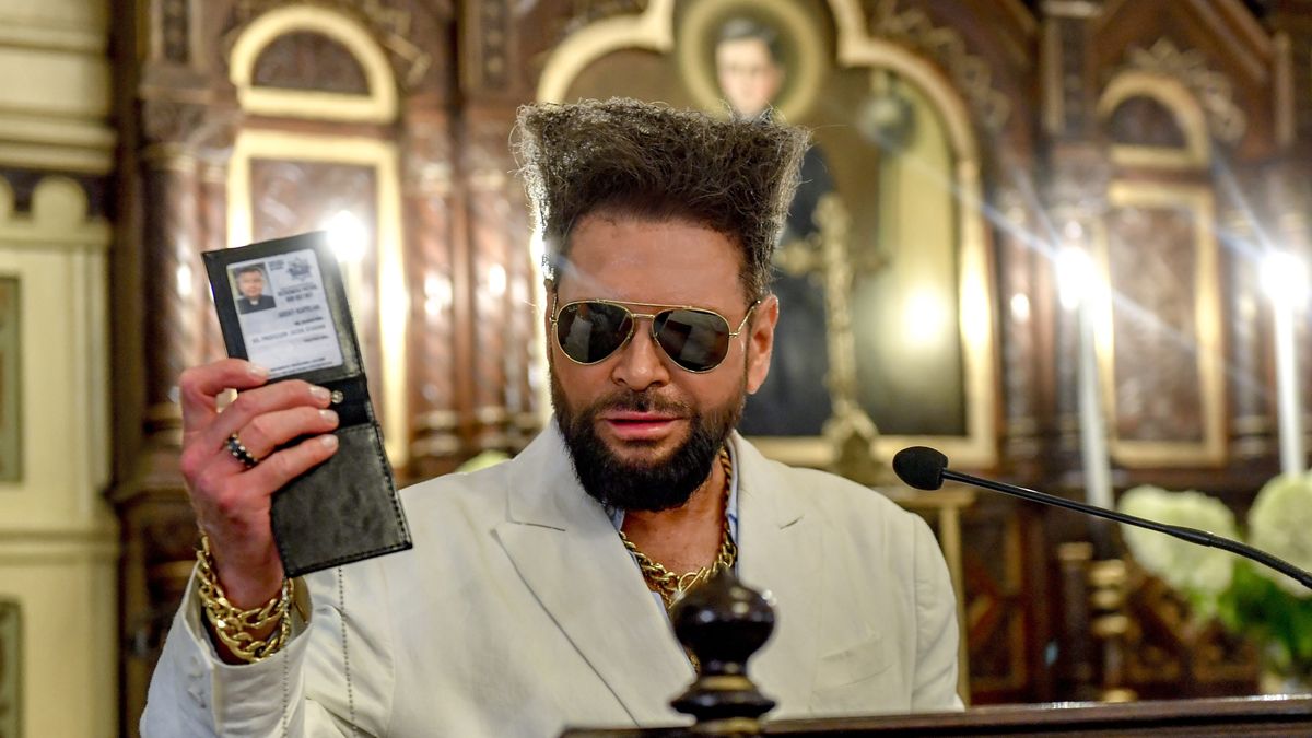 Rutkowski nadaje zza ambony (fot. AKPA)