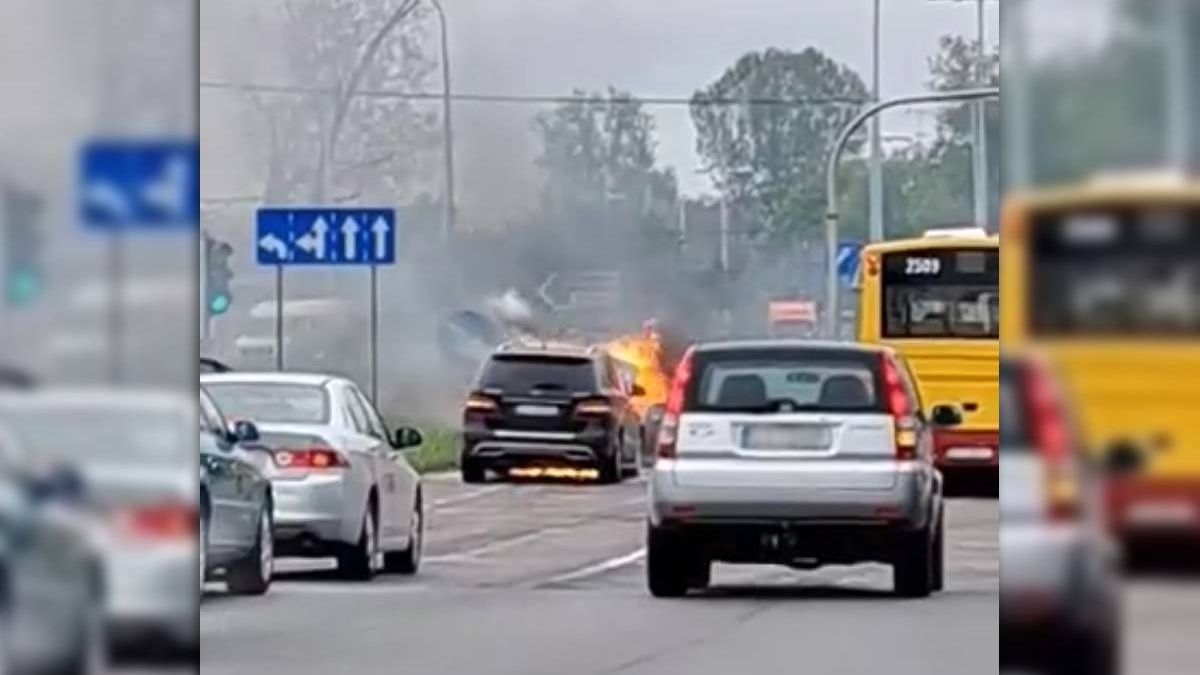Pożar mercedesa na rondzie na ul. Mełgiewskiej