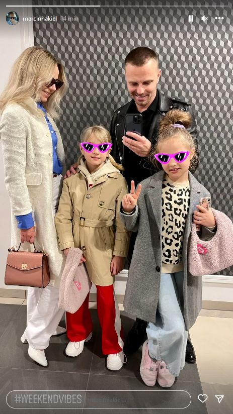 Marcin Hakiel i Dominika pozują z córkami